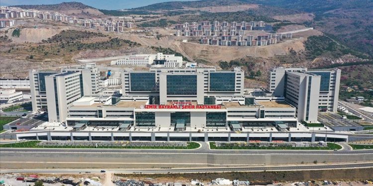 İzmir Bayraklı Şehir Hastanesi hasta kabulü için gün sayıyor