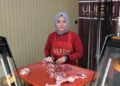 Kadın kasap hizmeti ve güler yüzüyle tercih edilen esnaftan biri oldu