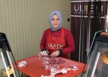 Kadın kasap hizmeti ve güler yüzüyle tercih edilen esnaftan biri oldu