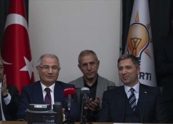 Efkan Ala görevini Zafer Sırakaya’ya devretti