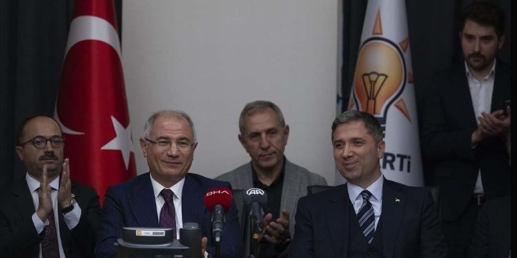 Efkan Ala görevini Zafer Sırakaya’ya devretti