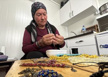 Depremzede kadın konteynerde yaptığı el emeği ürünlerle ev ekonomisine katkı sağlıyor