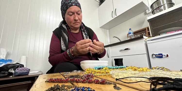 Depremzede kadın konteynerde yaptığı el emeği ürünlerle ev ekonomisine katkı sağlıyor