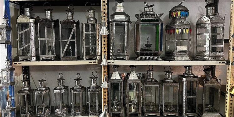 Geçmişte aydınlatmayı sağlayan fenerler günümüzde hediyelik eşya olarak üretiliyor