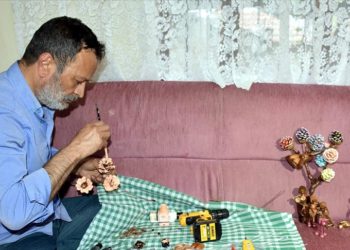 Kozalak ve meşe palamutlarını süs eşyasına dönüştürüyor