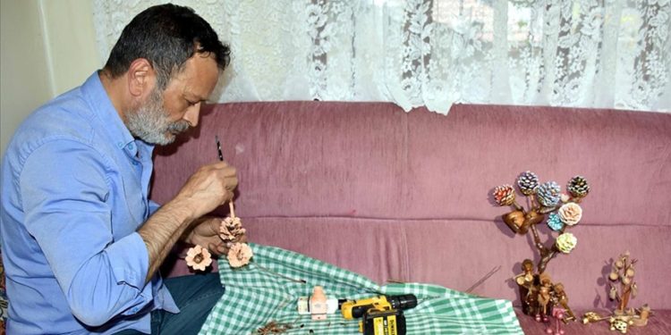 Kozalak ve meşe palamutlarını süs eşyasına dönüştürüyor
