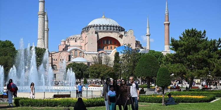 İstanbullular ve turistler boş kalan kentte gezmenin tadını çıkardı