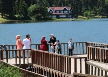 Gölcük Tabiat Parkı'nda bayram tatili yoğunluğu