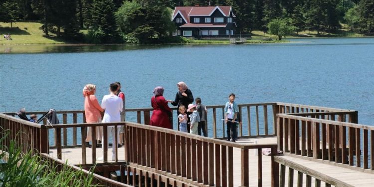 Gölcük Tabiat Parkı'nda bayram tatili yoğunluğu