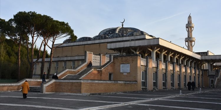 İtalya’da Müslümanların ibadet ettiği yerleri kısıtlamaya dair yasa teklifi tartışılıyor