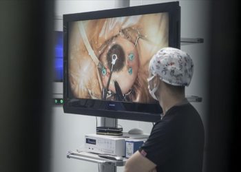 Göz hekimleri canlı yayında 70 göz ameliyatına imza atacak