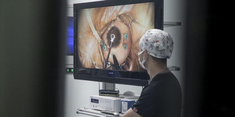 Göz hekimleri canlı yayında 70 göz ameliyatına imza atacak