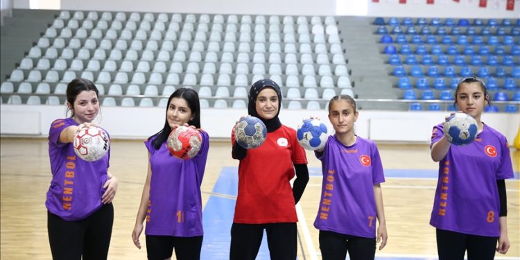 Bingöllü kız hentbolcular milli takıma seçilmek için mücadele edecek