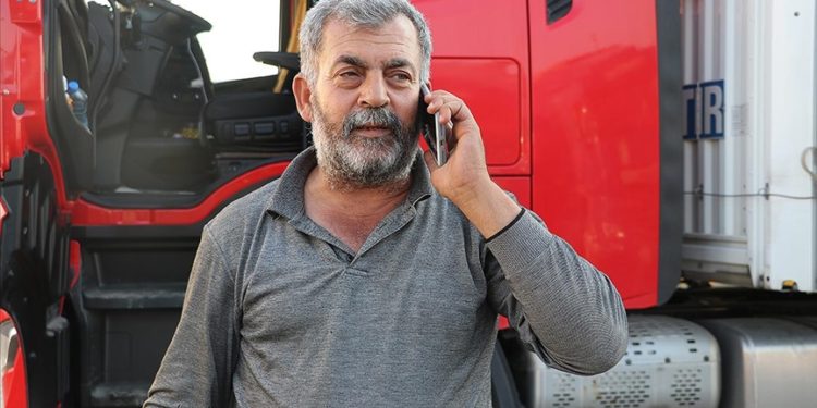 Kapıkule’den çıkış için bekleyen tır şoförleri bayrama ailelerinden uzakta girdi