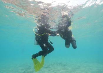 Depremde dizlerinden aşağısını kaybeden genç, aylar sonra dalış yaptı
