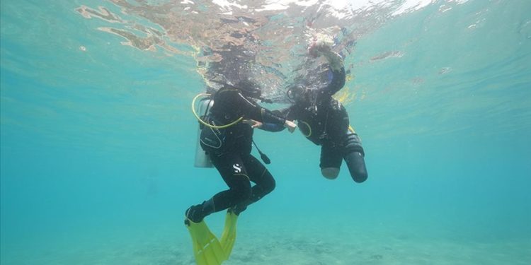 Depremde dizlerinden aşağısını kaybeden genç, aylar sonra dalış yaptı