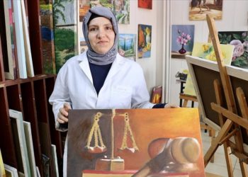 Trafik kazasının yarattığı travmayı resim yaparak atlatmaya çalışıyor