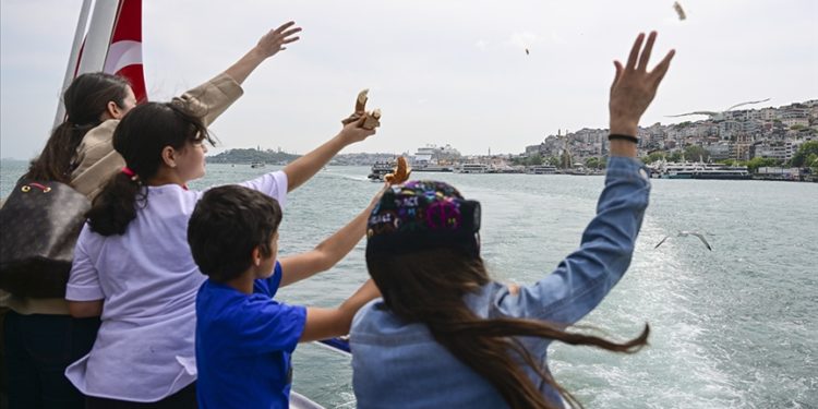 Depremzedeler “Engelleri Aşan Umut” projesi kapsamında İstanbul’u gezdi