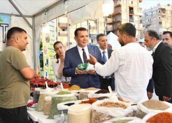 Hataylı depremzede esnaf ve sanatçılar Mersin'de dayanışma standı açtı