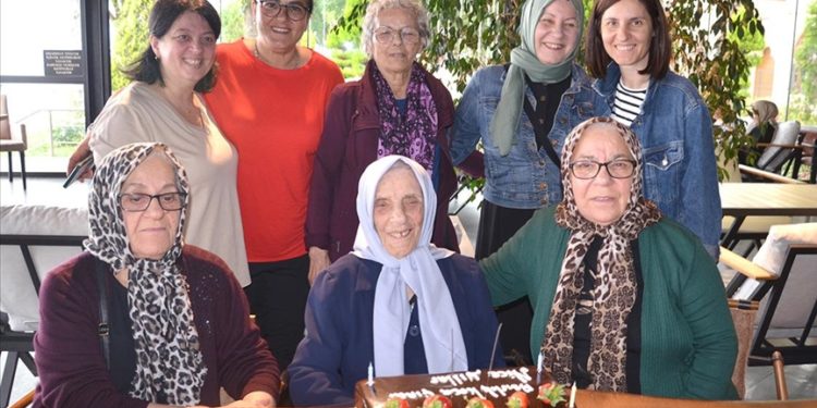 Kocaeli'de 100 yaşına giren Nuriye nine ilk kez doğum gününü kutladı