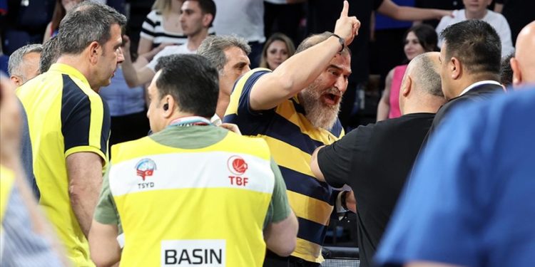 Fenerbahçe'den Anadolu Efes maçının hakem yönetimine tepki