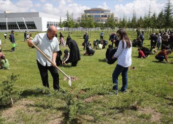 Depremde hayatını kaybeden 14 üniversitelinin adına fidan dikildi