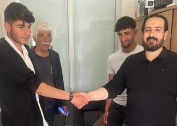 Erzurum’da gençlerin bulduğu 500 bin liralık altın polisle sahibine verildi