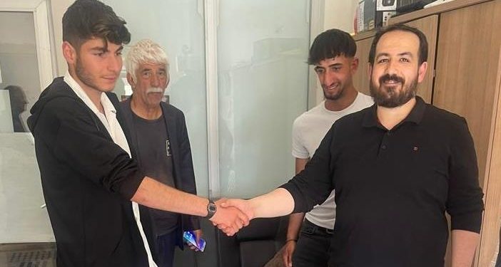 Erzurum’da gençlerin bulduğu 500 bin liralık altın polisle sahibine verildi