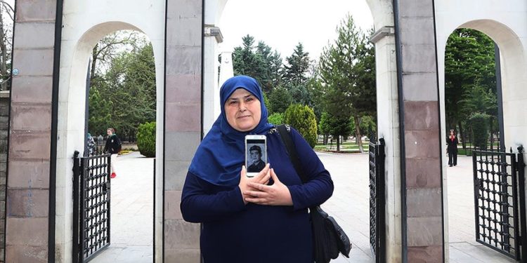 Hiç görmediği babasının kabrinin Konya Şehitliği'nde olduğunu öğrenen kadından hüzünlü ziyaret