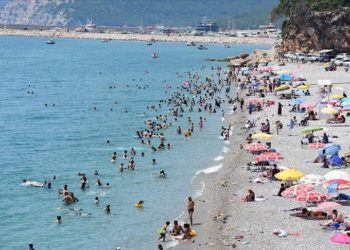 Antalya'da sahiller ve mesire alanlarında bayram yoğunluğu
