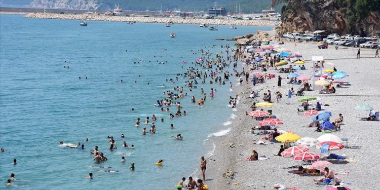 Antalya'da sahiller ve mesire alanlarında bayram yoğunluğu