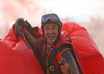 “Yarasa adam” limitleri zorlayan atlayışlarla hava sporlarına dikkati çekmek istiyor