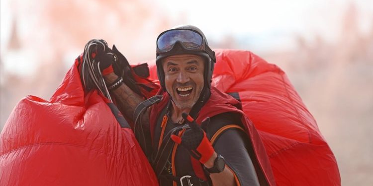 “Yarasa adam” limitleri zorlayan atlayışlarla hava sporlarına dikkati çekmek istiyor