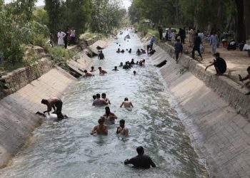 Pakistan'da 40 dereceyi aşan hava sıcaklıkları hayatı olumsuz etkiliyor