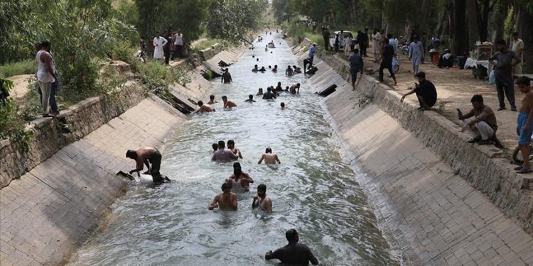 Pakistan'da 40 dereceyi aşan hava sıcaklıkları hayatı olumsuz etkiliyor