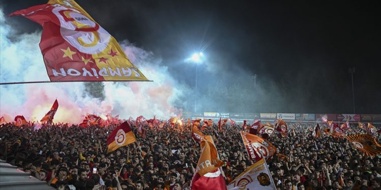 Galatasaray'a şampiyonluk kupasını, derbi maçın ardından TFF Başkanı Büyükekşi verecek
