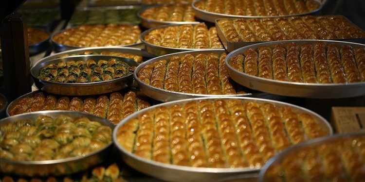 En az üç Yunan'dan biri baklavanın Türklere ait olduğunu düşünüyor