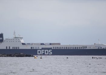 Düzensiz göçmenlerin alıkoyma girişimi üzerine operasyonla kurtarılan Türk gemisi yoluna devam ediyor