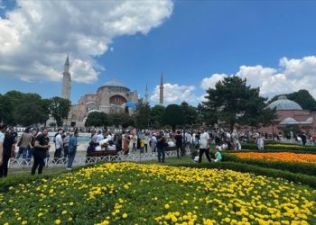 İstanbul’un tarihi ve turistik bölgelerinde bayram yoğunluğu