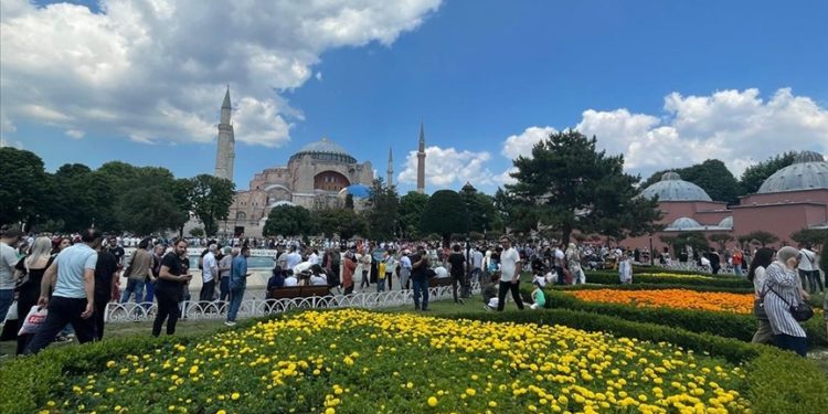 İstanbul’un tarihi ve turistik bölgelerinde bayram yoğunluğu