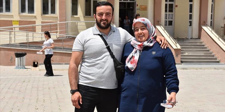 Hakkari'de anne oğul YKS heyecanını birlikte yaşadı