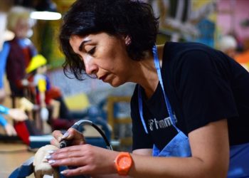 Eskişehirli ustalar atölyede tiyatro sahnesine rengarenk kuklalar üretiyor