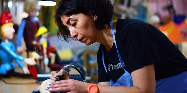 Eskişehirli ustalar atölyede tiyatro sahnesine rengarenk kuklalar üretiyor