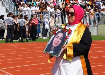 Mezuniyet töreninde öğrenciler depremde hayatını kaybeden arkadaşlarının fotoğrafıyla yürüdü