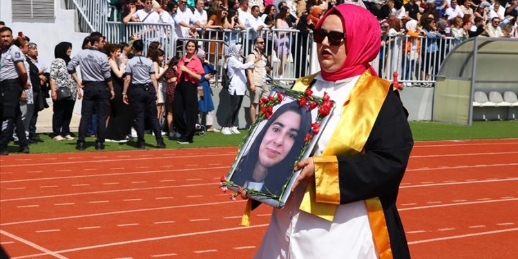 Mezuniyet töreninde öğrenciler depremde hayatını kaybeden arkadaşlarının fotoğrafıyla yürüdü