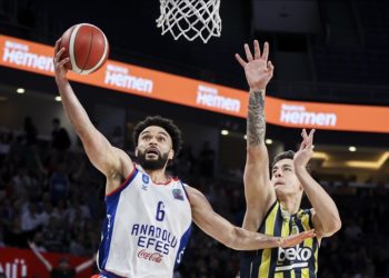 Türkiye Sigorta Basketbol Süper Ligi'inde Anadolu Efes ilk finalist oldu