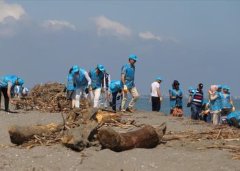 Sakarya'da sağanağın ardından kirlilik oluşan Kocaali sahili temizleniyor