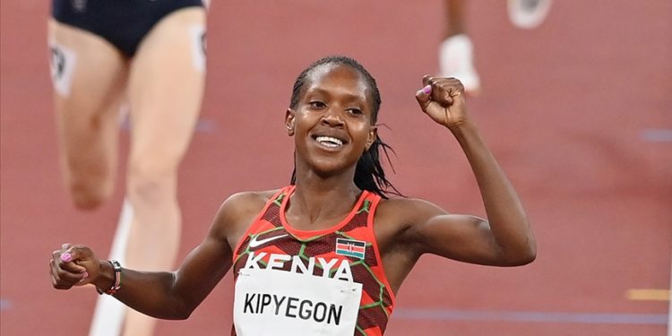 Kenyalı atlet Faith Kipyegon, kadınlar 1500 metrede dünya rekoru kırdı