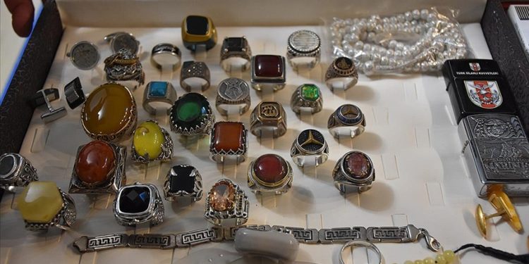 Trabzonlu esnaf yıllardır topladığı değerli araç ve eşyaları sergiliyor