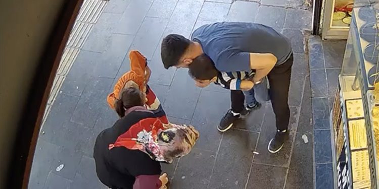 Diyarbakır'da soluk borusuna şeker kaçan çocuk Heimlich manevrasıyla kurtarıldı